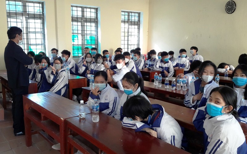 Giáo viên ở Thanh Hóa theo dõi sức khỏe của học sinh sau tiêm vaccine phòng Covid-19.