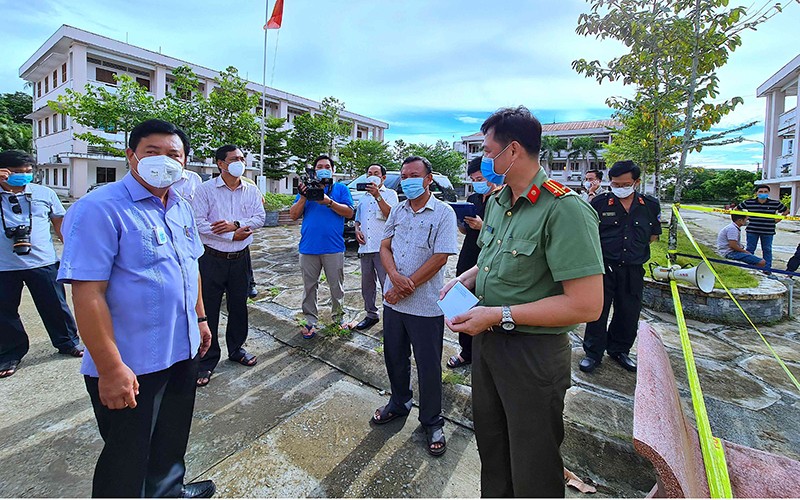 Lãnh đạo tỉnh Cà Mau kiểm tra các công đoạn cần thiết sau cùng trước khi nhận bệnh nhân tại Bệnh viện dã chiến số 8.