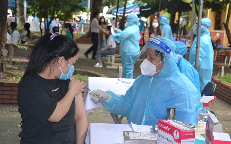 Học sinh thành phố Hồ Chí Minh tiêm vaccine phòng Covid-19.