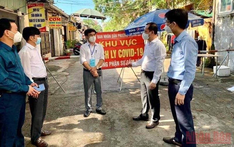 Lãnh đạo thành phố Vinh kiểm tra các chốt cách ly.