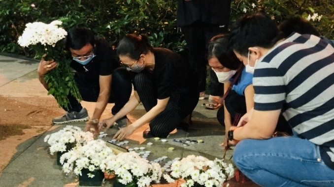 Người dân Sài Gòn Pearl cầu nguyện cho bé gái 8 tuổi nghi bị bạo hành