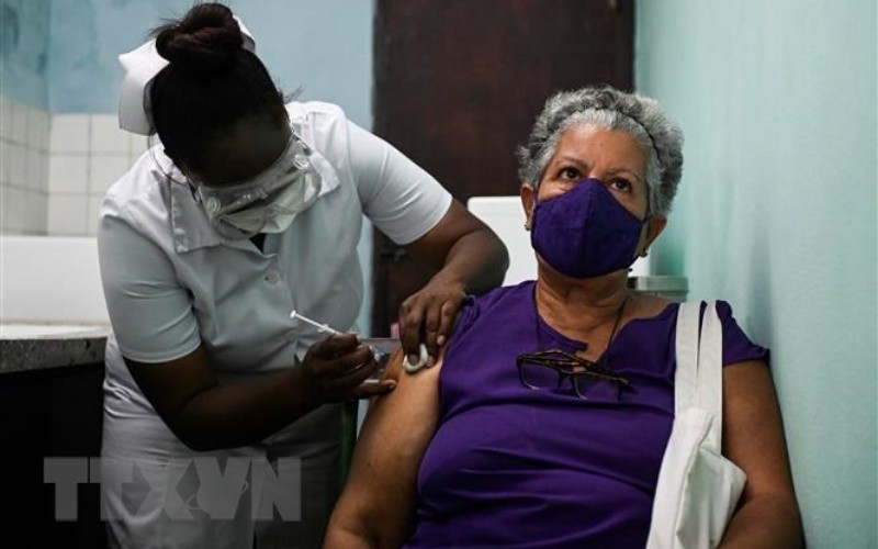 Nhân viên y tế tiêm vaccine phòng Covid-19 cho người dân tại La Habana, Cuba. (Ảnh: AFP/TTXVN)