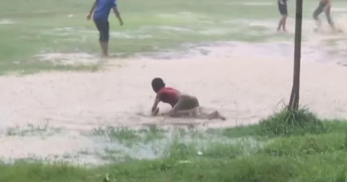 Bé 5 tuổi đột tử khi chơi bóng giữa trời mưa lạnh