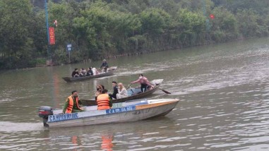 Đò xuôi ngược trên suối Yến đưa du khách vào động Hương Tích tại chùa Hương