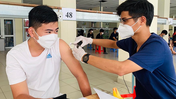 2.000 sinh viên Ký túc xá Đại học Quốc gia thành phố Hồ Chí Minh tiêm vaccine ngừa Covid-19