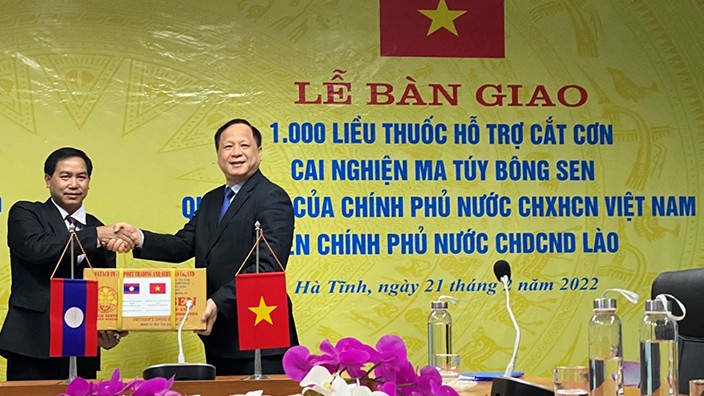 Tặng Chính phủ Lào 1.000 liều thuốc điều trị cai nghiện ma túy