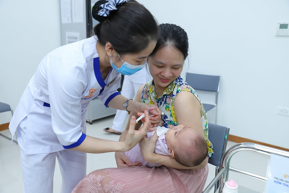 Kháng thể từ mẹ truyền cho con giảm dần theo thời gian nên cần sớm chủng ngừa vaccine để bảo vệ an toàn cho trẻ. Ảnh: VNVC