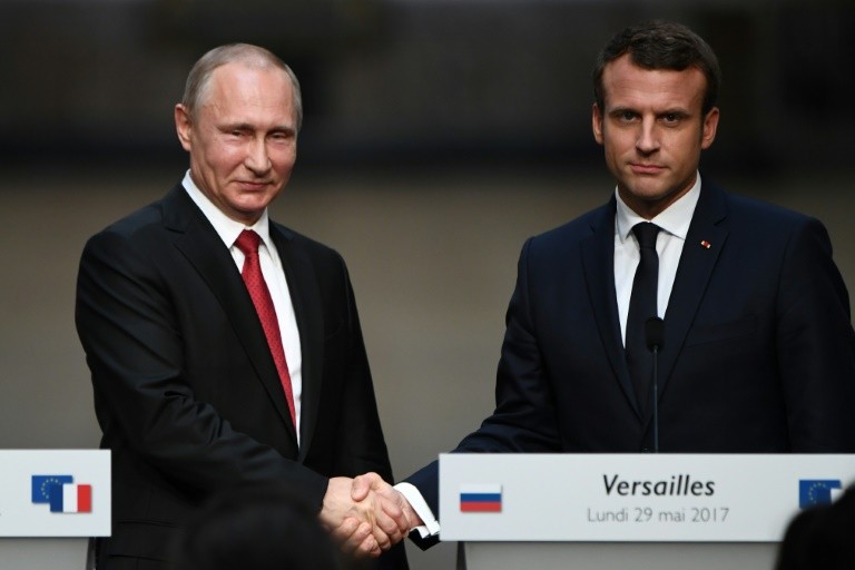 Tổng thống Nga Vladimir Putin (trái) và Tổng thống Pháp Emmanuel Macron. Ảnh: AFP.