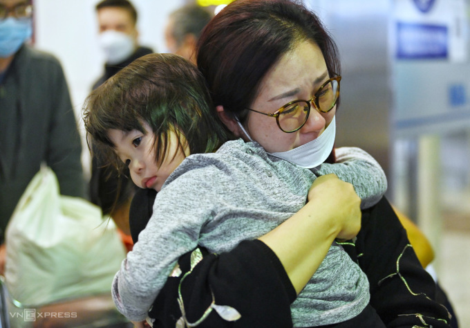 2nd flight carrying Vietnamese fleeing Ukraine arrives in Hanoi