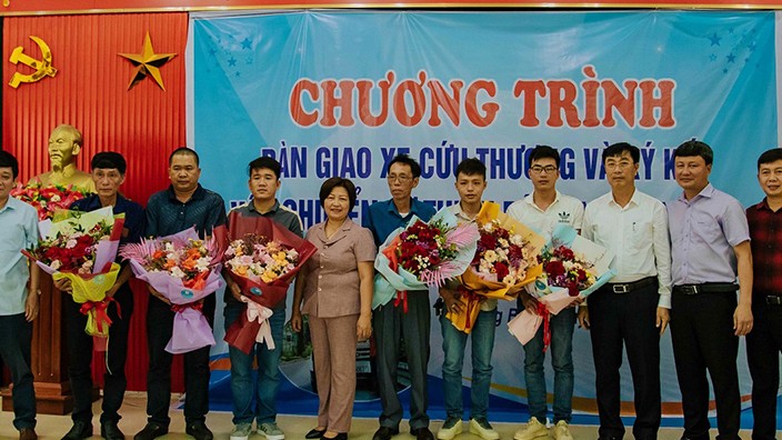 Tặng xe cứu thương vận chuyển bệnh nhân nghèo Quảng Bình