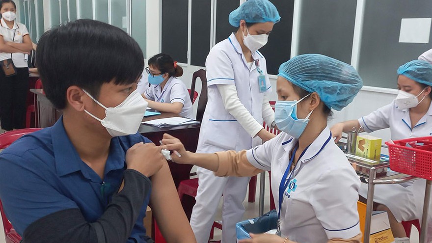 Quảng Ngãi phê bình 3 huyện tiêm vaccine mũi 3 phòng Covid-19 không đạt tiến độ