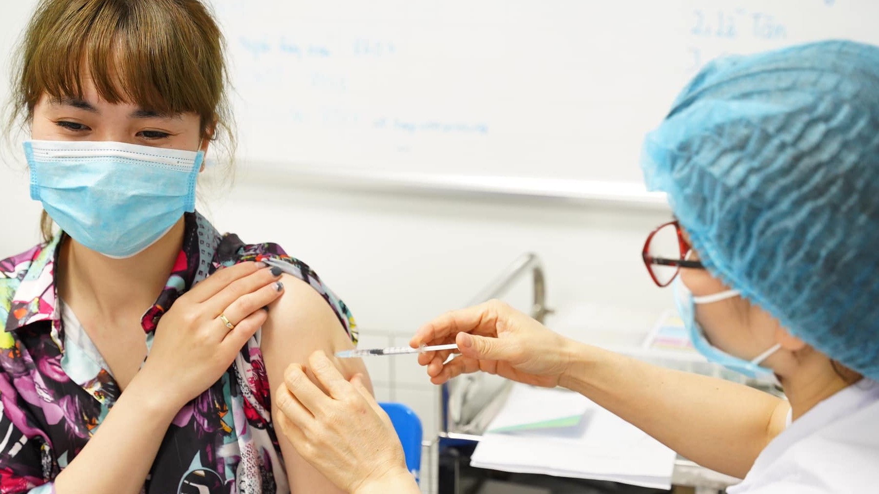 Bộ Y tế đề nghị các địa phương quyết liệt triển khai tiêm vaccine Covid-19 mũi 3