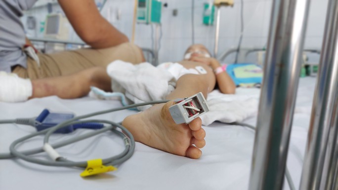 Một bệnh nhi sốt xuất huyết đang được điều trị tại phòng cấp cứu Bệnh viện Nhi đồng 2 (TP HCM)