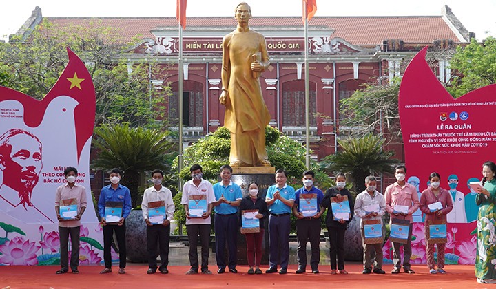 Trưởng Ban Kinh tế Trung ương Trần Tuấn Anh trao quà cho các gia đình chính sách, có hoàn cảnh khó khăn tại lễ ra quân.