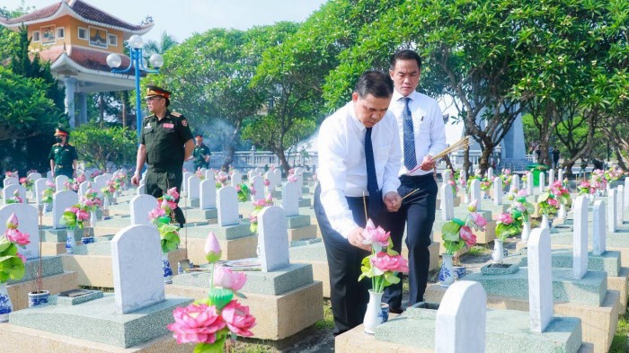 Ban Chỉ đạo và Đoàn đại biểu tham dự Hội thảo: “50 năm chiến dịch phòng ngự Cánh đồng Chum - Xiêng Khoảng: Thắng lợi và bài học kinh nghiệm” dâng hương tại Nghĩa trang Việt Lào