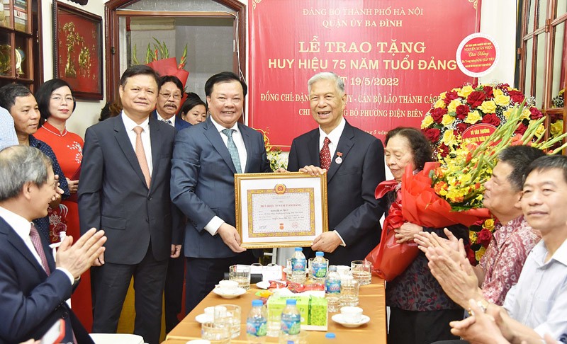 Bí thư Thành ủy Hà Nội trao Huy hiệu 75 năm tuổi Đảng cho 2 đảng viên lão thành