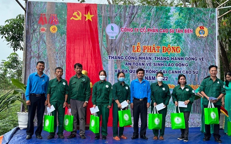 Lãnh đạo Công ty Cổ phần Cao su Tân Biên trao quà tặng công nhân các nông trường nhân Tháng Công nhân năm 2022.