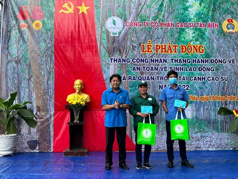 Lãnh đạo Công đoàn Tập đoàn Công nghiệp cao su Việt Nam trao quà tặng công nhân Công ty Cổ phần Cao su Tân Biên nhân Tháng Công nhân năm 2022.