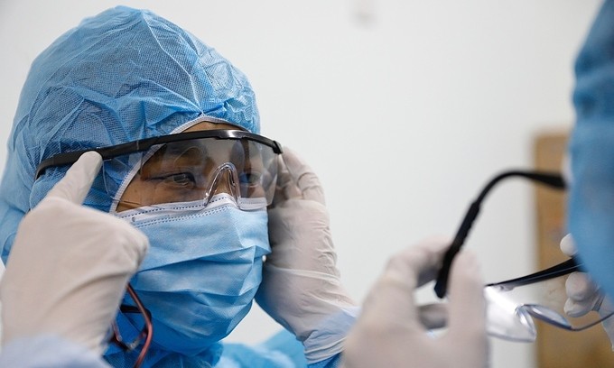 A health worker wears a mask at a Covid-19 checkpoint in HCMC, May 15, 2021. Photo by VnExpress/Huu Khoa