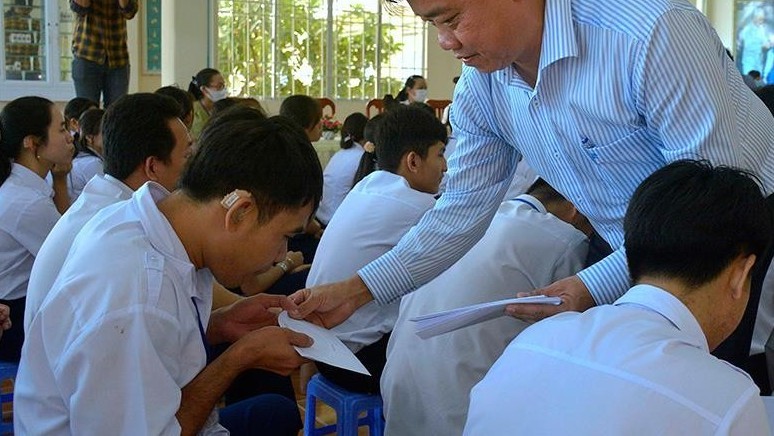 Chủ tịch tỉnh Cà Mau tặng quà cho trẻ em có hoàn cảnh đặc biệt khó khăn tại Trung tâm Hỗ trợ phát triển giáo dục và hòa nhập tỉnh Cà Mau.