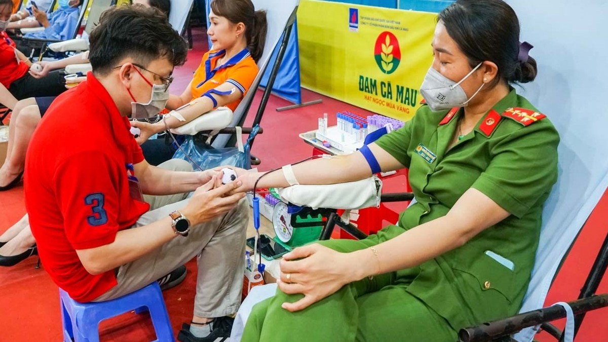 Nhiều người tham gia hiến máu tại chương trình Hành trình Đỏ lần thứ 10 tại Cà Mau.