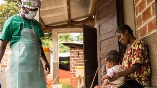 Điều trị cho bệnh nhân mắc bệnh đậu mùa khỉ tại Zomea Kaka, Cộng hòa Trung Phi. (Ảnh: AFP/TTXVN)