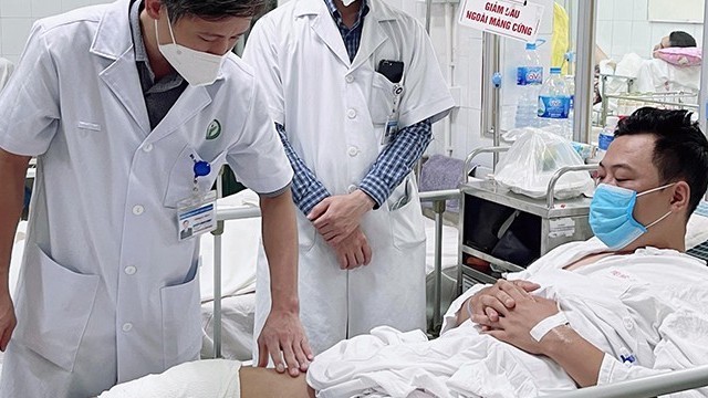 PGS, TS Nguyễn Mạnh Khánh khám cho bệnh nhân.
