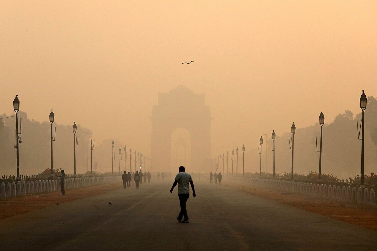 Một người đàn ông đi bộ trong tình trạng ô nhiễm không khí tại New Delhi, Ấn Độ. Ảnh: Reuters