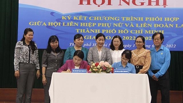 Liên đoàn Lao động và Hội Liên hiệp phụ nữ Thành phố Hồ Chí Minh ký kết chương trình phối hợp sáng 17/6.