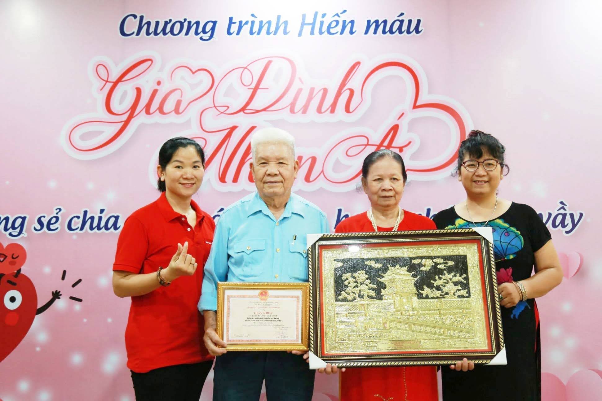 Gia đình ông Lê Đình Duật, quận Thanh Xuân, Hà Nội đã hiến máu và vận động hiến máu xuyên suốt 3 thế hệ, từ ông bà, các con và các cháu.