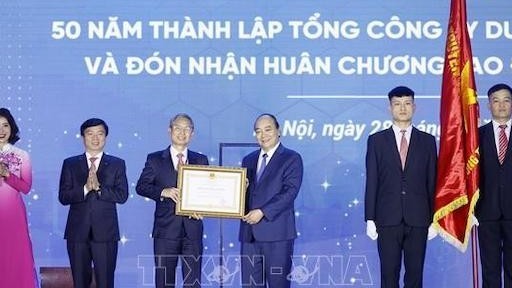 Chủ tịch nước Nguyễn Xuân Phúc trao tặng Huân chương Lao động hạng Nhất cho Tổng công ty Dược Việt Nam. (Ảnh: Thống Nhất /TTXVN)