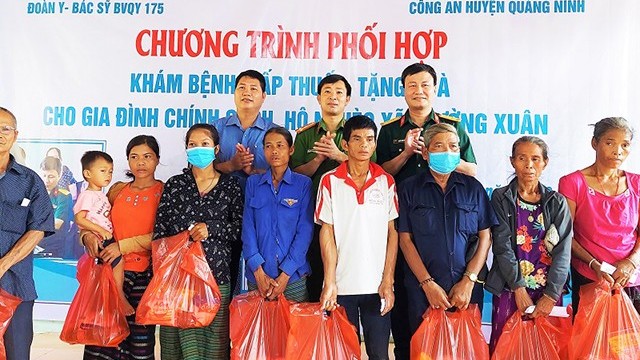 Khám bệnh, tặng quà gia đình chính sách, hộ nghèo tại Quảng Bình