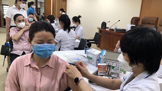 Người lao động tham gia tiêm vaccine mũi 3, mũi 4 phòng chống Covid-19.