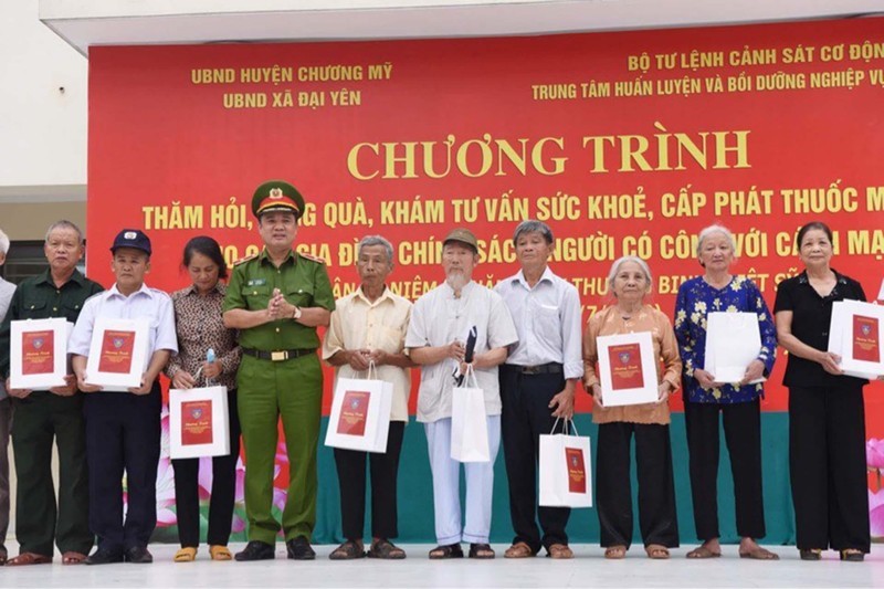 Lãnh đạo Bộ Tư lệnh Cảnh sát cơ động trao quà tặng các cựu chiến binh, gia đình chính sách, người có công với Cách mạng.