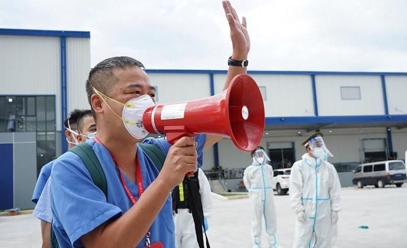 PGS, TS Nguyễn Lân Hiếu cầm loa động viên F0 tại Khu điều trị bệnh nhân Covid-19 trên địa bàn tỉnh Bình Dương vào năm 2021.