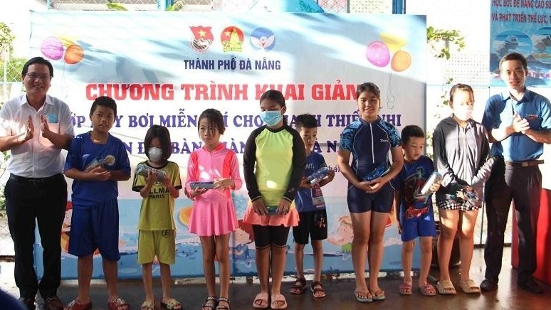 Dạy bơi miễn phí cho thanh thiếu nhi Đà Nẵng