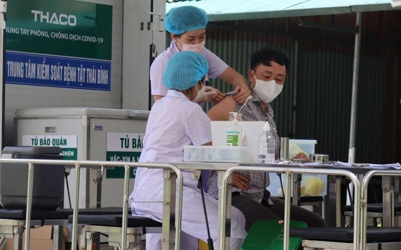 Cán bộ Văn phòng Sở Y tế tỉnh Thái Bình thực hiện tiêm chủng vaccine phòng Covid-19 mũi 3, mũi 4.