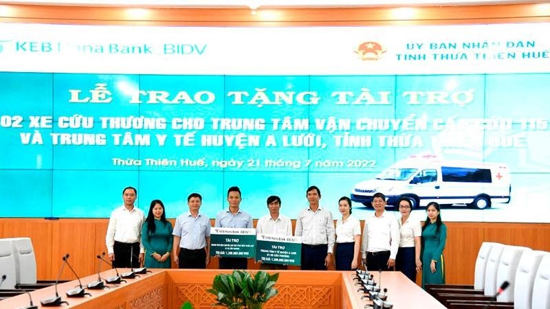 Đại diện Trung tâm Vận chuyển cấp cứu 115 và Trung tâm Y tế huyện A Lưới tiếp nhận xe cứu thương từ nhà tài trợ.