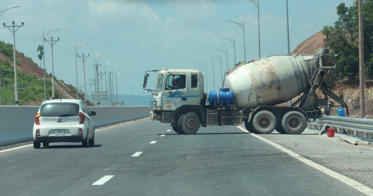 Dù công trình đang thi công, phương tiện tự ý vào đi với tốc độ cao, tiềm ẩn nguy cơ mất ATGT.Dù công trình đang thi công, phương tiện tự ý vào đi với tốc độ cao, tiềm ẩn nguy cơ mất ATGT.