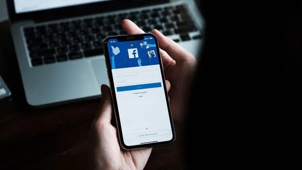 Nhiều người dùng đã bị chiếm đoạt tài khoản Facebook sau khi tải về sử dụng một ứng dụng lừa đảo trên App Store (Ảnh: Adobe Stock)