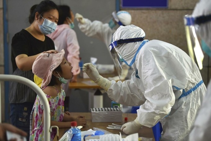Một y tá lấy mẫu xét nghiệm Covid-19 tại Nam Kinh, tỉnh Giang Tô, Trung Quốc. Ảnh: AP