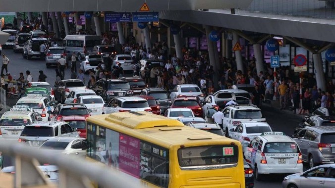Phạt nặng, xử nghiêm taxi, xe công nghệ tắt app, vòi tiền tại Tân Sơn Nhất