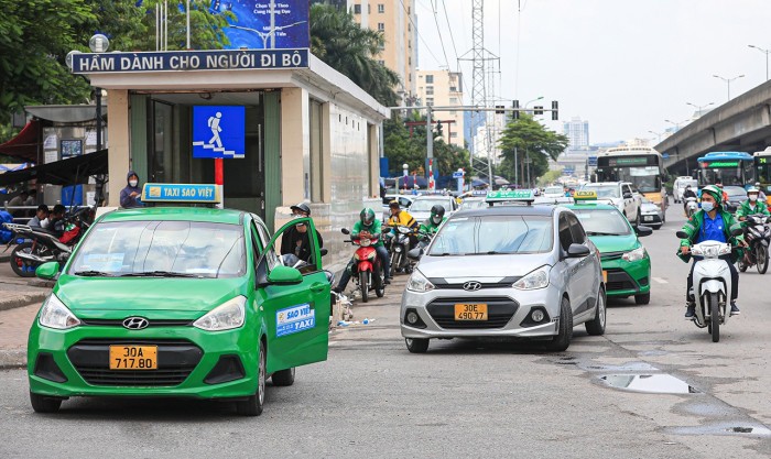 Mức giá cước hiện tại của hầu hết các hãng taxi ở Hà Nội là 15.000 đồng/km Ảnh: Tạ Hải