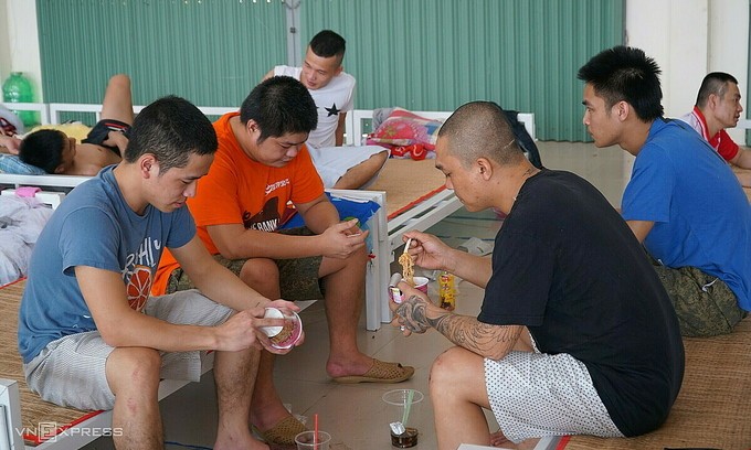 Vietnamese who escaped from a Cambodian casino stay at the Da Phuoc Cultural House in An Giang's An Phu District, August 19, 2022. Photo by VnExpress/Ngoc Tai