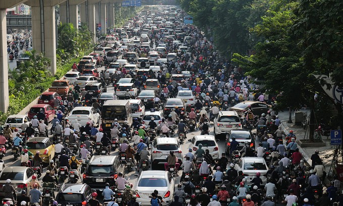 Vehicles are stuck in a traffic jam on Nguyen Trai Street, Hanoi's Thanh Xuan District, August 2022. Photo by VnExpress/Ngoc Than