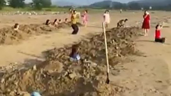 Xôn xao clip du khách nằm trong hàng chục “huyệt mộ” trên bãi biển