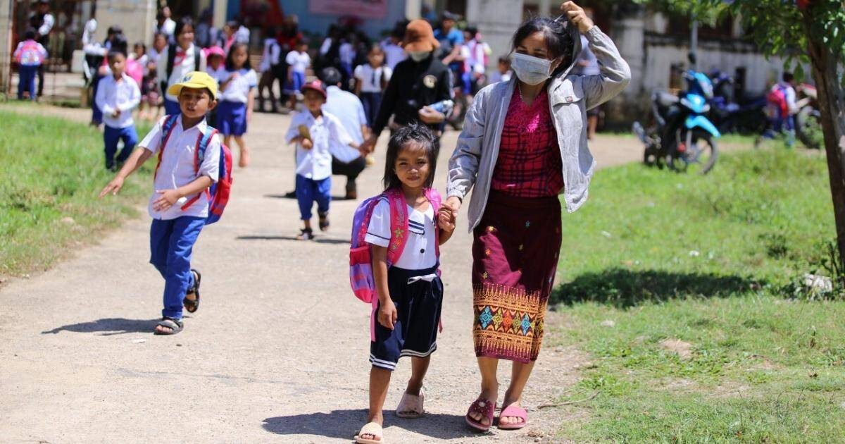 Các em học sinh hoàn cảnh khó khăn tại ngôi trường khu vực biên giới phía Tây Bắc Quảng Trị phấn khởi khi nhận quà từ CLB phóng viên thường trú tại Quảng Trị