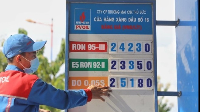 Giá xăng giảm nhẹ, dầu tăng mạnh