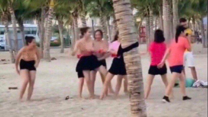 Xác minh vụ nhóm nữ du khách cởi áo chơi team building trên bãi biển