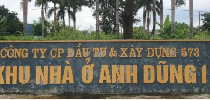 Dự án nhà ở Anh Dũng 1 chiếm 14,5ha đất ở vị trí đắc địa giờ chỉ có cái biển mà không thấy văn phòng giao dịch ở đây, ngoài cây dại, cỏ dại mọc ngập đầu người.